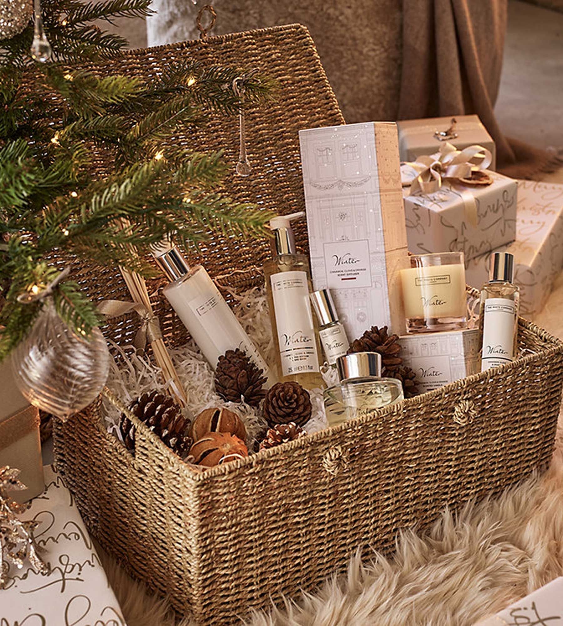 You are currently viewing How to Pick the Perfect Christmas Gift Box for Family and Friends